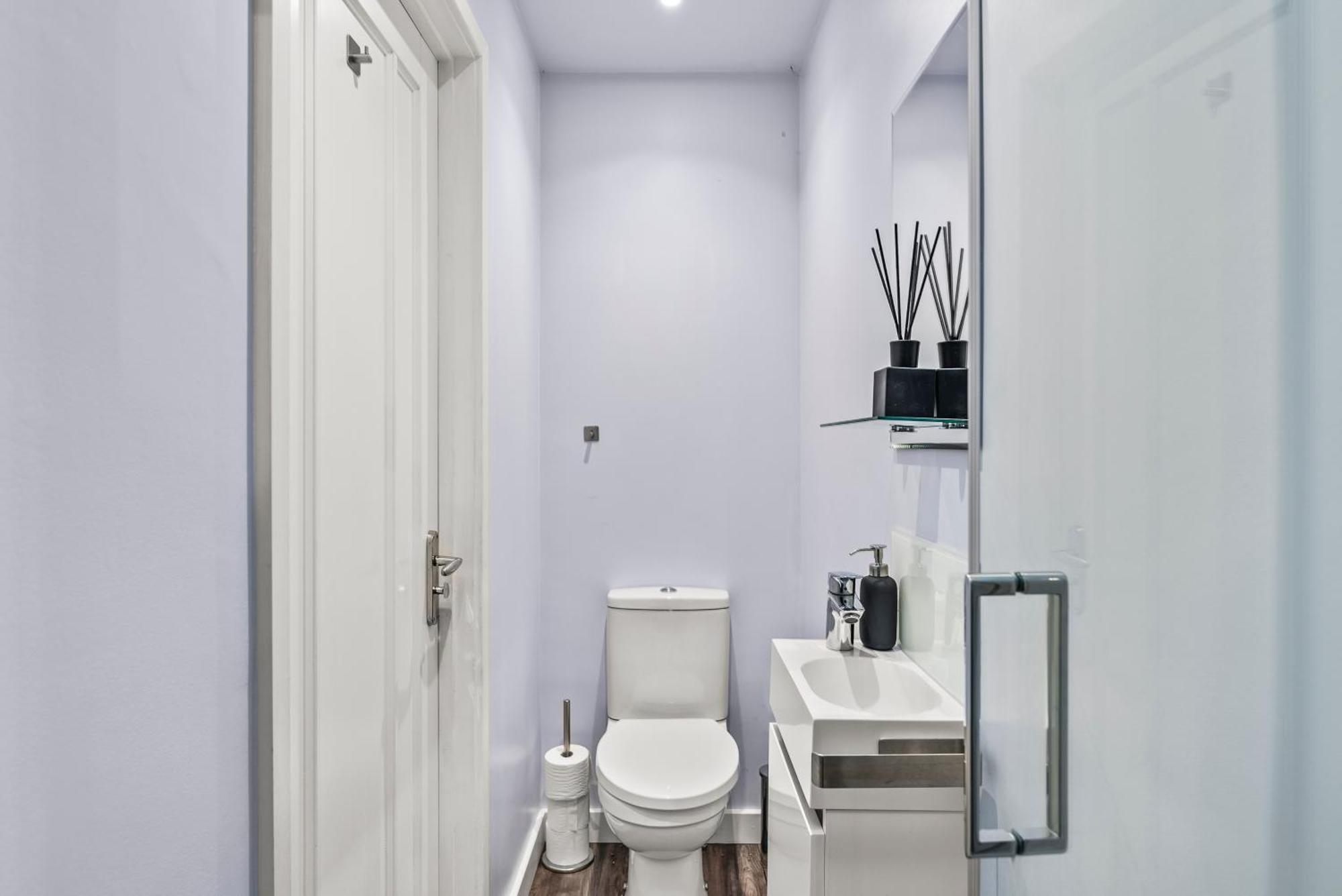 Elegant Retreat In Cheltenham - Garden & Parking Included Extérieur photo