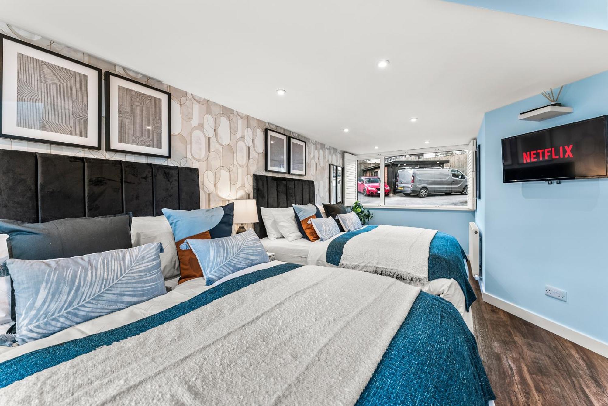 Elegant Retreat In Cheltenham - Garden & Parking Included Extérieur photo