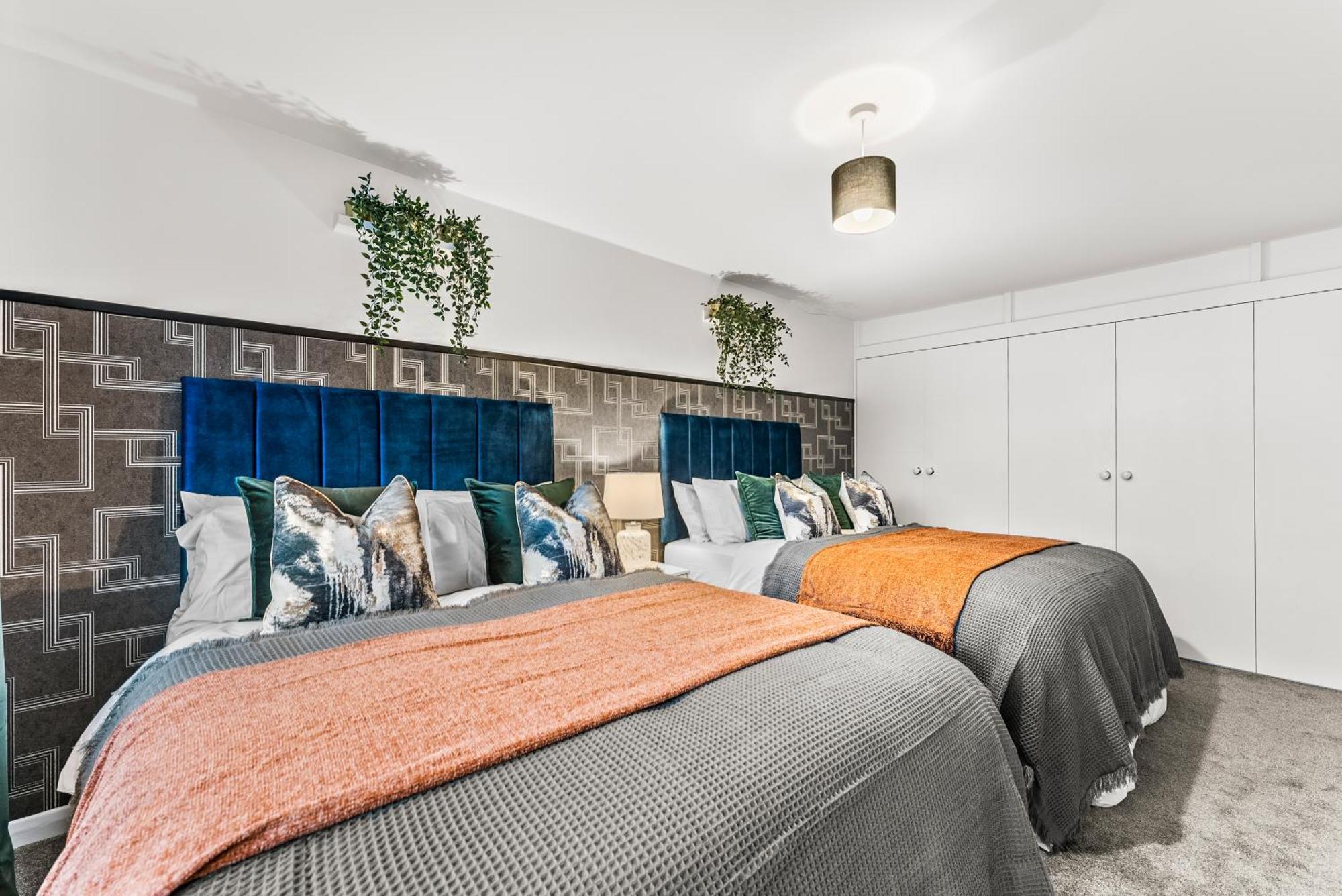 Elegant Retreat In Cheltenham - Garden & Parking Included Extérieur photo