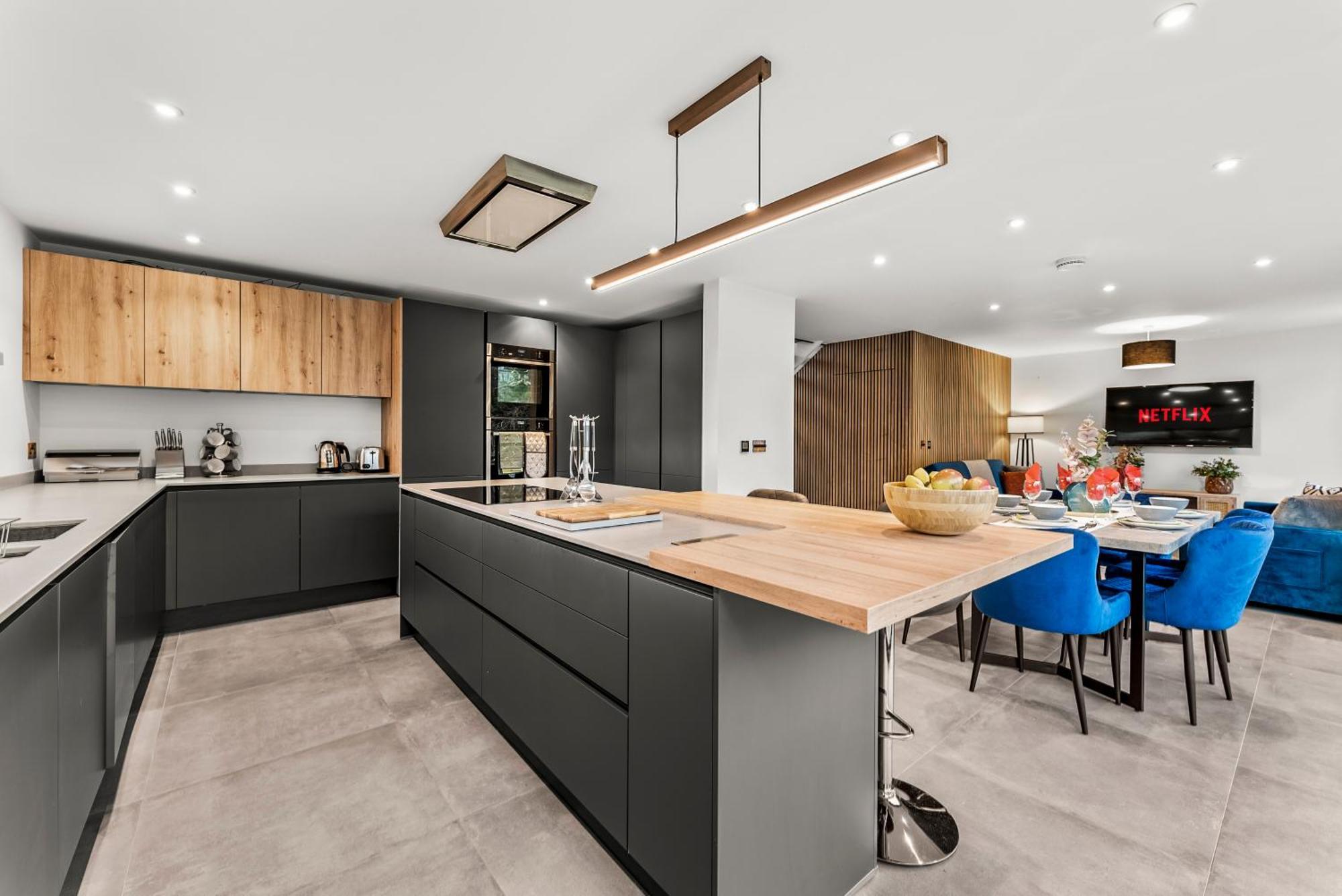 Elegant Retreat In Cheltenham - Garden & Parking Included Extérieur photo