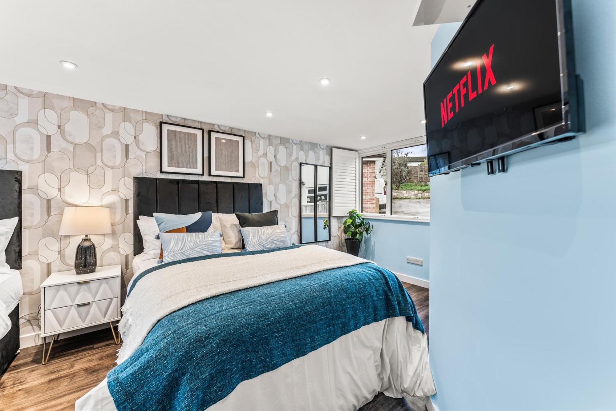 Elegant Retreat In Cheltenham - Garden & Parking Included Extérieur photo