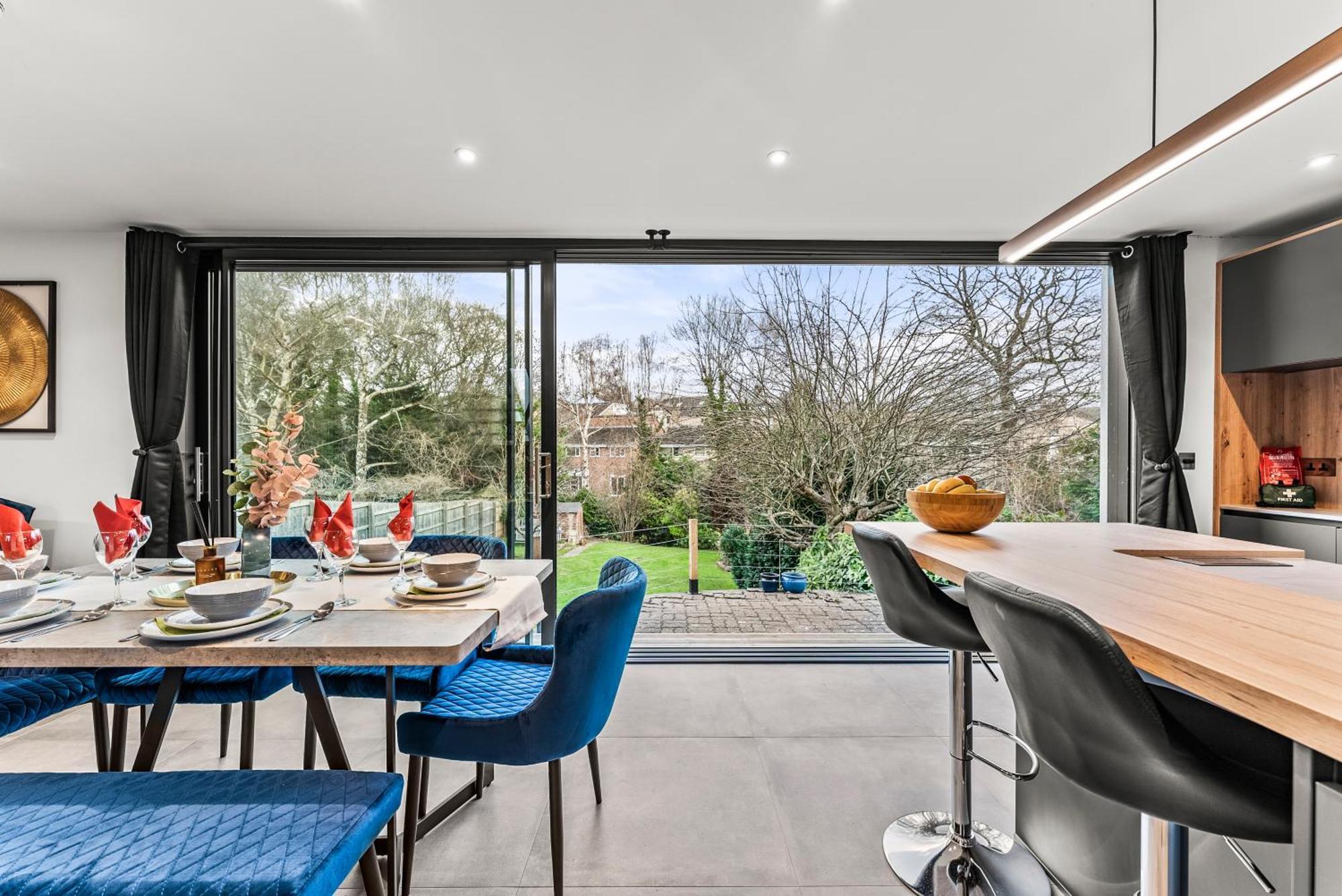 Elegant Retreat In Cheltenham - Garden & Parking Included Extérieur photo