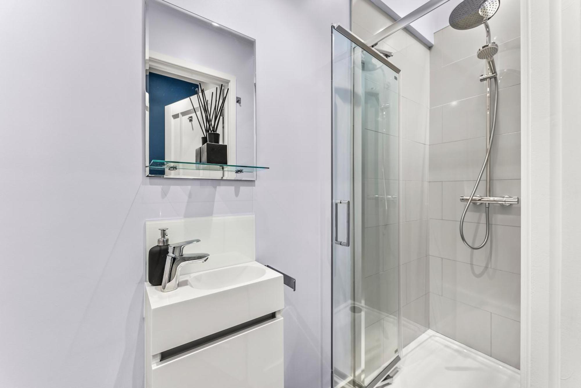 Elegant Retreat In Cheltenham - Garden & Parking Included Extérieur photo