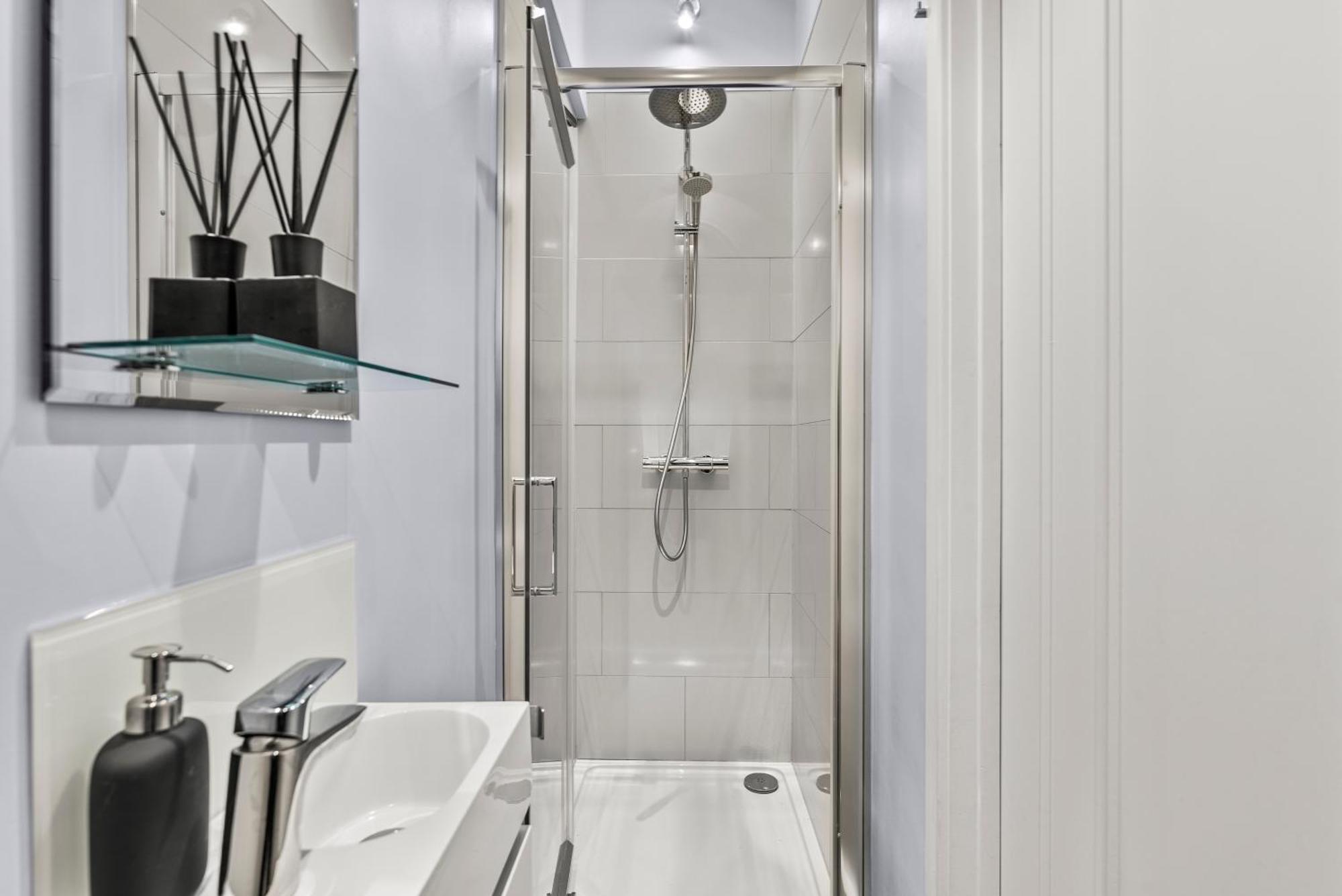 Elegant Retreat In Cheltenham - Garden & Parking Included Extérieur photo