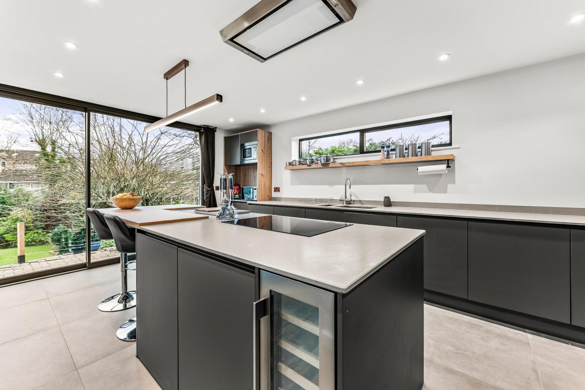 Elegant Retreat In Cheltenham - Garden & Parking Included Extérieur photo