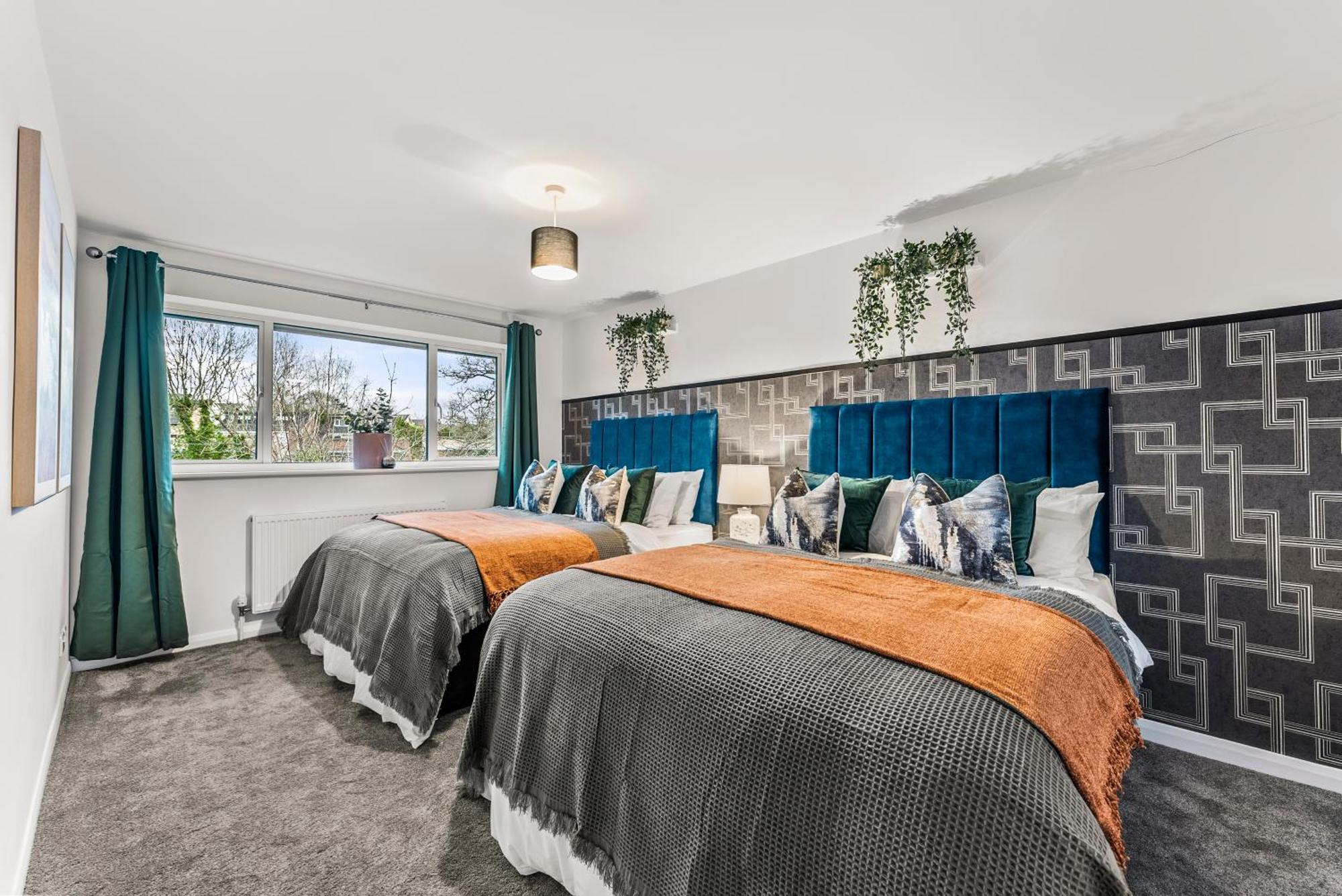 Elegant Retreat In Cheltenham - Garden & Parking Included Extérieur photo
